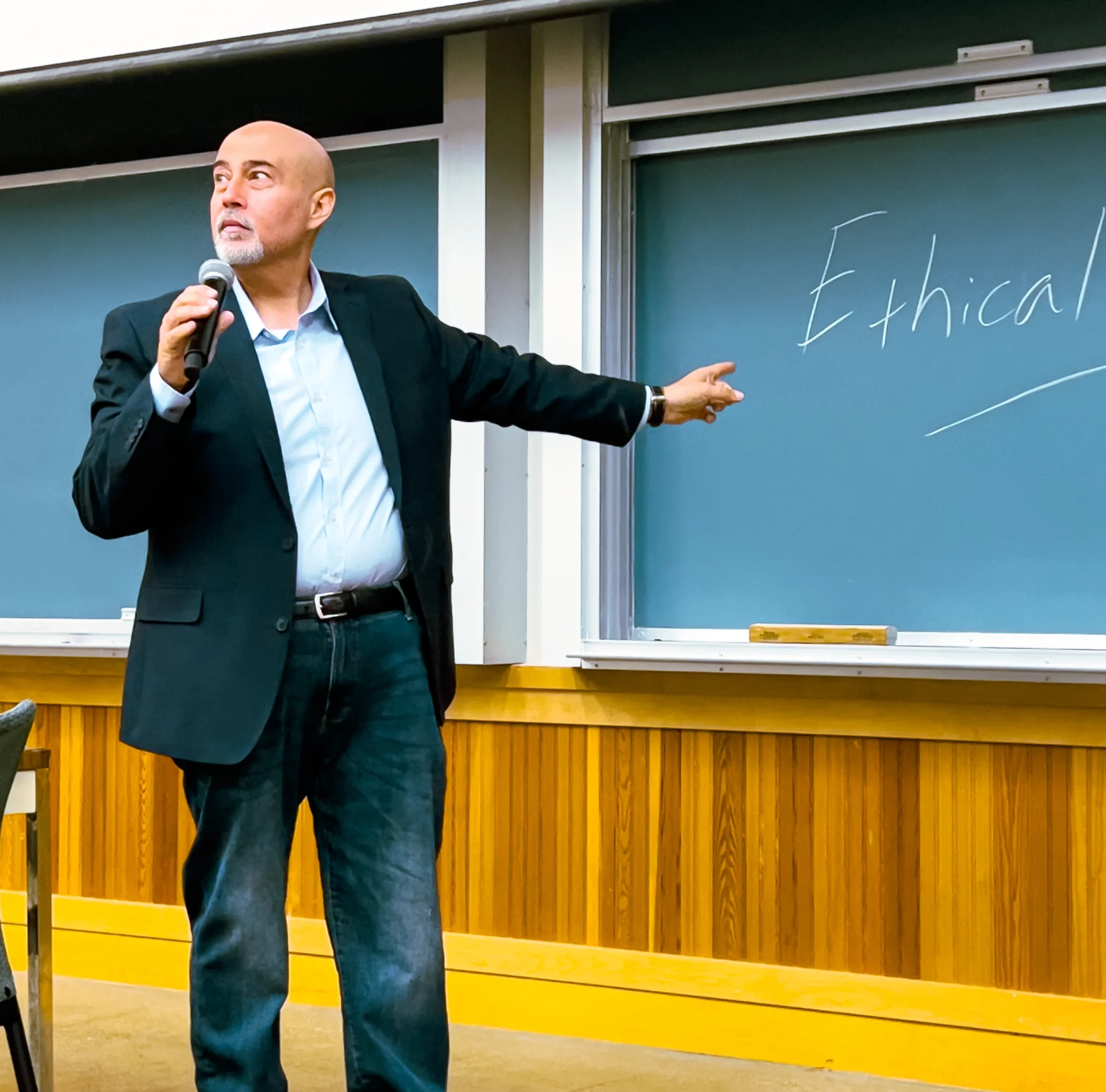 Ki Siadatan speaking in a lecture hall
